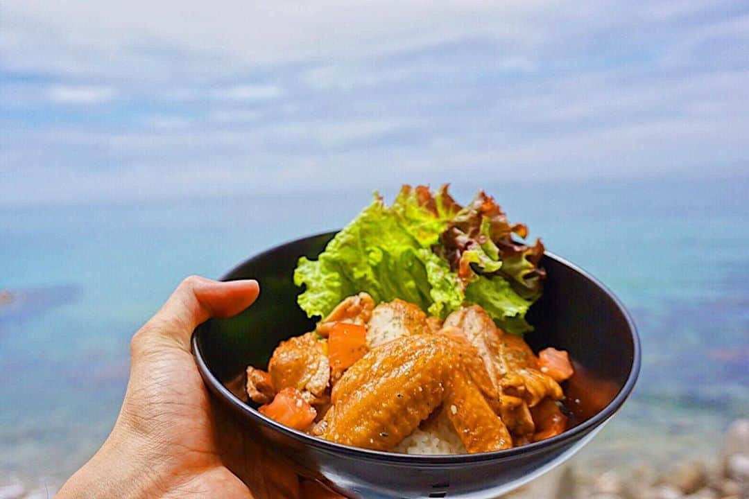 ミエレさんのインスタグラム写真 - (ミエレInstagram)「🐝ミエレのテイクアウト🥡 【鶏はちみつ照り焼き丼】  サラダ付き🥗 大人気の鶏はちみつ照り焼きが丼メニューとしてテイクアウトメニューに登場！！！ ヘルシーな鶏肉にさっぱり和風照り焼きソースを染み込ませた体に優しく、女性にも嬉しい一品😆 サラダ付きでお得なセットです！ 価格:1,200+tax  島内在住の方限定icancaカードでお得に！ 平日→¥840+tax 土日祝日→¥960+tax  ぜひご賞味ください☺️ #古民家カフェ #はちみつミエレ #はちみつカフェ #淡路島西海岸 #awajishima #gotoawaji  #大阪から #45分 #神戸から #30分」6月13日 20時03分 - miele_awaji