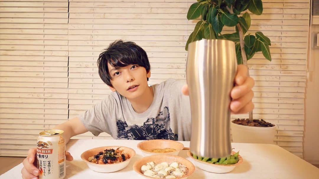鍵本輝のインスタグラム：「オンライン呑みには誘われず。 非常事態宣言が明けても誘われず。 むしろ、世界がこの状況になる前から誘われてません！！ なので、独りでやけ酒します。 (アルコールアレルギーですが)  という訳で独り居酒屋を開店しました。  YouTubeで動画上げてます！ 僕のプロフィール欄のURLにアクセスしてくださいませ！ そこがお店の入り口です👍 #趣味Tube #独り居酒屋 #居酒屋 #お酒 #よっぱらい」