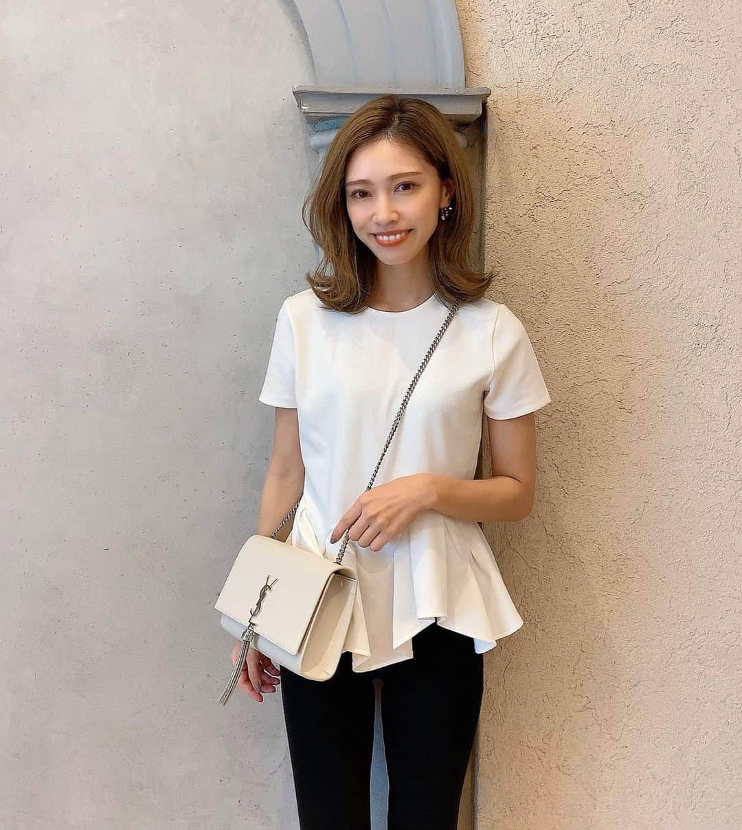 石黒美帆さんのインスタグラム写真 - (石黒美帆Instagram)「*﻿ 裾部分がとっても可愛い﻿ @elenore_official のトップスでモノトーンコーデに❤︎﻿ ﻿ ﻿ ﻿ tops#ELENORE﻿ pants#ZARA﻿ bag#saintlaurent  sandal#tsurubymarikooikawa ﻿ ﻿ ﻿ ﻿ #fashion#fashionstyle#fashiongram#instafashion#outfit#ootd#dailylook#패션#오오티디#ファッション#コーデ#シンプルコーデ#モノトーンコーデ#夏服#夏コーデ #エレノア#ザラジョ#サンローラン#ツルバイマリコオイカワ」6月13日 20時06分 - miho_ishiguro
