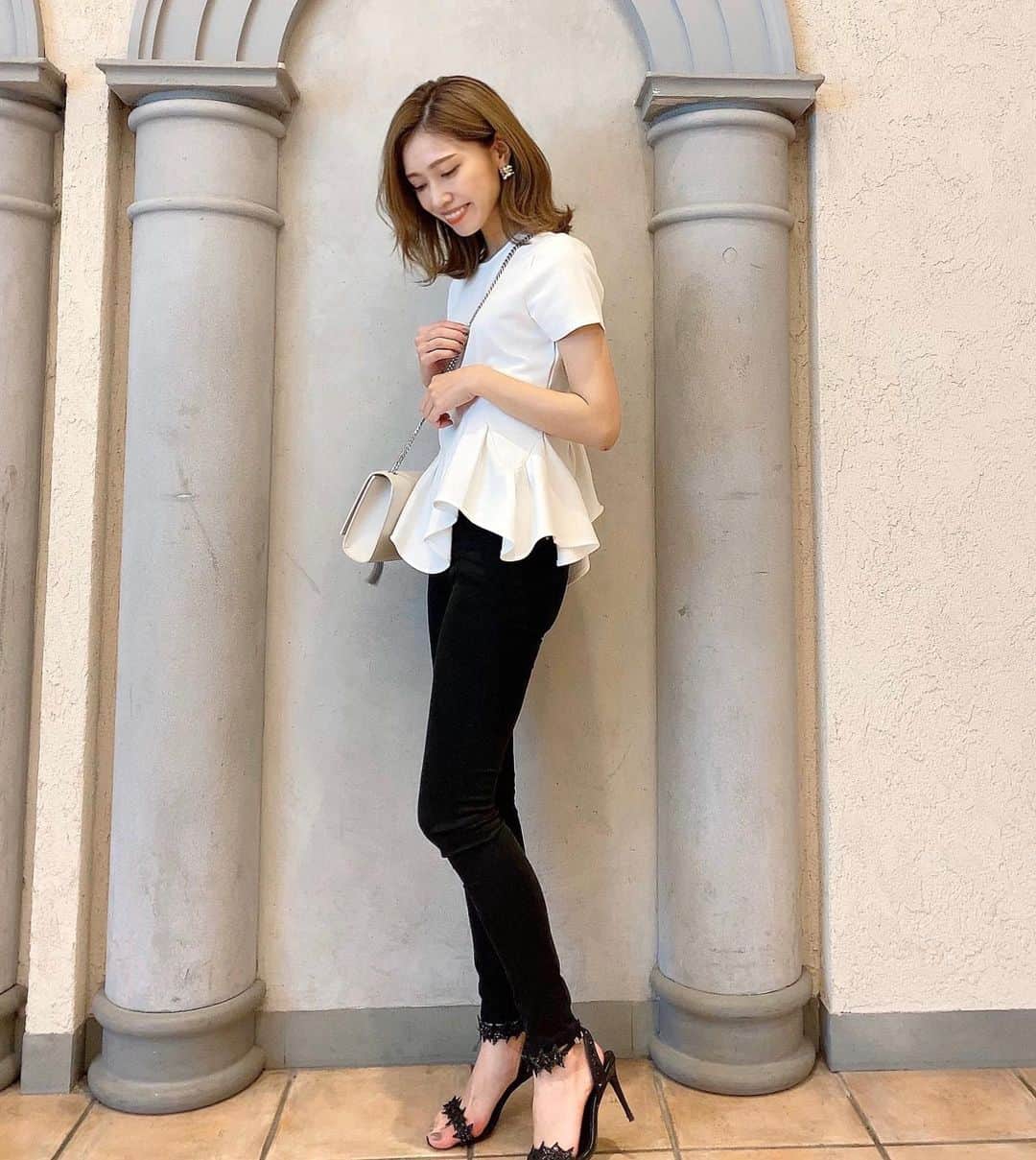 石黒美帆のインスタグラム：「*﻿ 裾部分がとっても可愛い﻿ @elenore_official のトップスでモノトーンコーデに❤︎﻿ ﻿ ﻿ ﻿ tops#ELENORE﻿ pants#ZARA﻿ bag#saintlaurent  sandal#tsurubymarikooikawa ﻿ ﻿ ﻿ ﻿ #fashion#fashionstyle#fashiongram#instafashion#outfit#ootd#dailylook#패션#오오티디#ファッション#コーデ#シンプルコーデ#モノトーンコーデ#夏服#夏コーデ #エレノア#ザラジョ#サンローラン#ツルバイマリコオイカワ」
