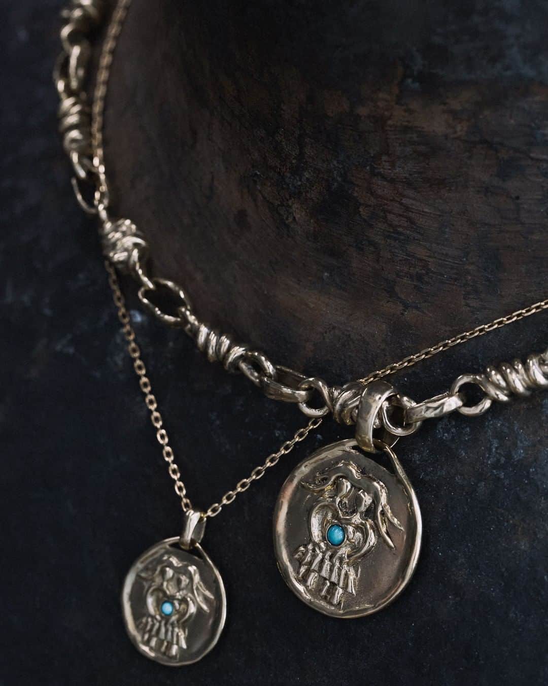 グーセンス パリのインスタグラム：「Which one do you prefer? Our TALISMAN zodiac signs are now available in two sizes.」