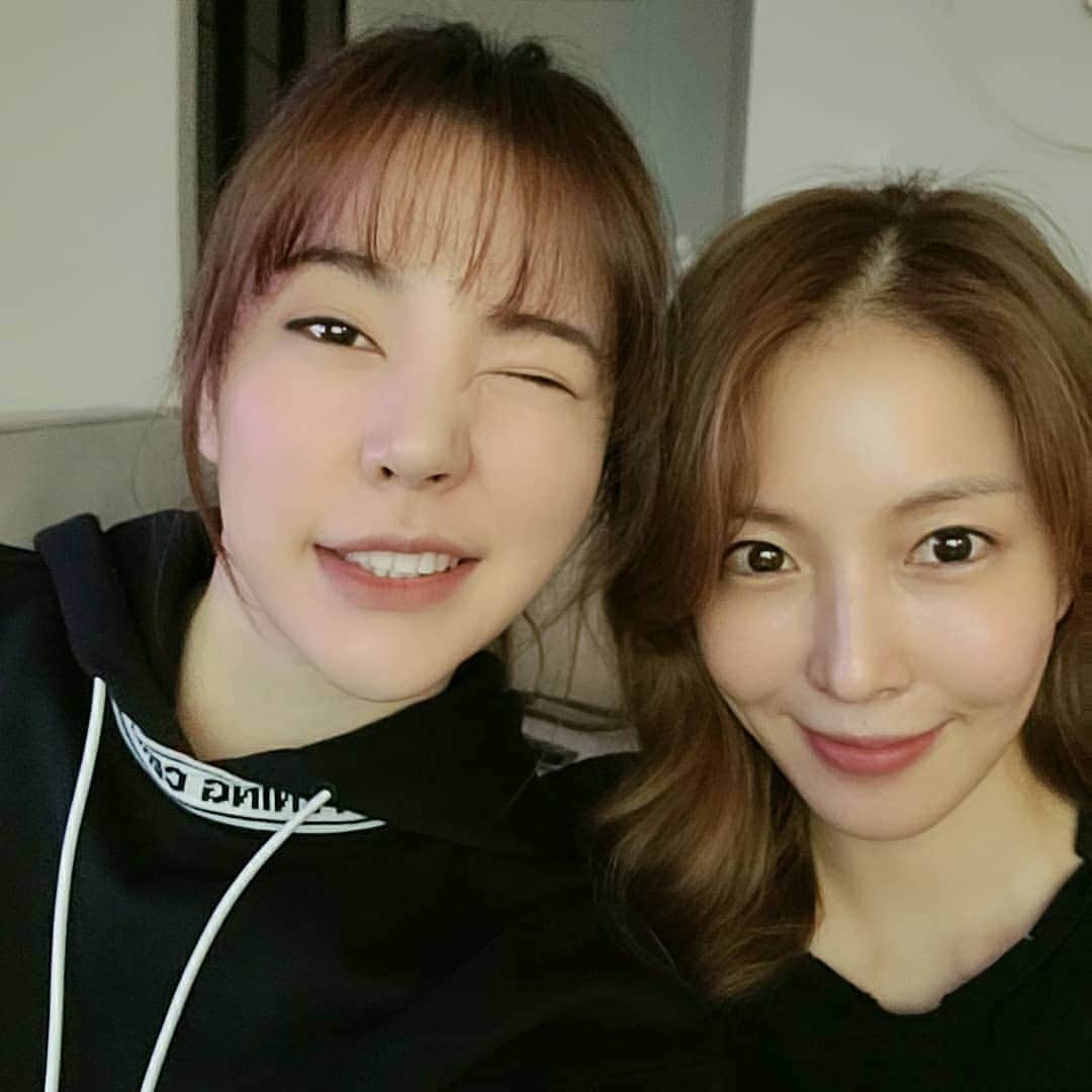 サニー のインスタグラム：「나도 언니한테 힐링이 되어주고 싶구먼유.. 고마워욥💛 #알랍뿅💛」