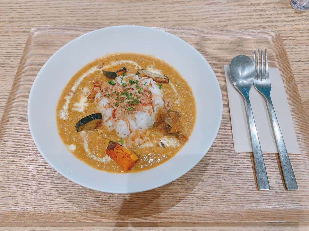 河合くるみさんのインスタグラム写真 - (河合くるみInstagram)「・ ・ 渋谷のカフェでバタチキカレー🍛♡ 野菜トッピング🧅🎃🍆 ・ 気をつけつつも外食できるよろこび🥺 ・ ・ #オーレ #åre #sibuya #cafe #curry #food #instagood #followme #カフェ巡り #渋谷カフェ #カフェごはん #バターチキンカレー #おいしいごはん」6月13日 20時26分 - 6v6_krm