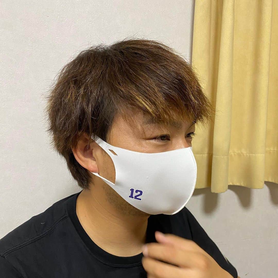 田島慎二のインスタグラム：「マスク大量に作りました！ 洗えるものでとりあえず1000枚！ 自分の周りのいろんな人に配ってきたいと思います！ みんなでコロナ退治だ！！ 接触冷感で着けた時に冷んやりする素材😁 着けて練習してても苦しくないのですごいいい感じです！」