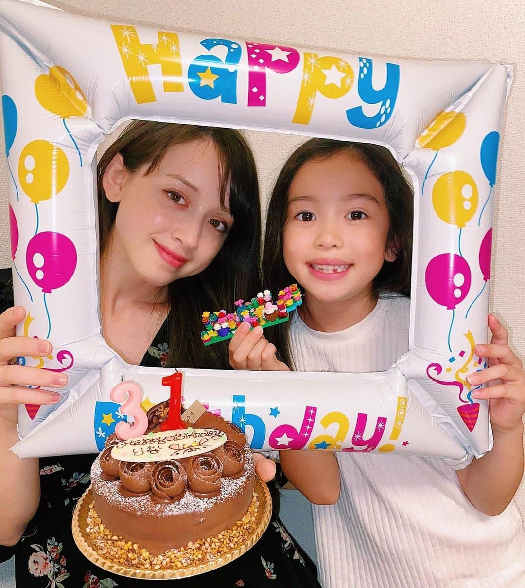 ロジャース里奈さんのインスタグラム写真 - (ロジャース里奈Instagram)「本日誕生日を迎えました☺️ . . 外食は避けて、、 おうちでお祝いしてくれたよー✨ . . いろんな人から お祝いしてもらえて嬉しかったー☺️ . これからもよろしくお願いします！ . . #0613 #1989 #🎂」6月13日 20時27分 - rina_rogers613