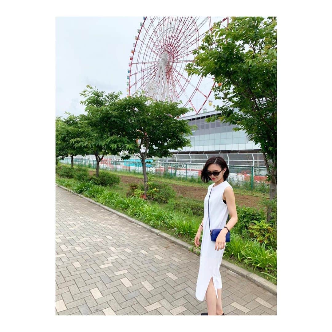 篠原菜月のインスタグラム：「この日はたくさん歩きました…👟🌿﻿ GUのIラインワンピースが気に入って最近たくさん着てるー！﻿ 白のノースリーブワンピースを探していて即決♡﻿ Oggi.jpでも詳しく更新しました✍️✨﻿ ﻿ ﻿ ﻿ #oggi#oggijp﻿#gu#gu_for_all#guワンピース#ジーユー#ジーユーコーデ#ワンピース#プチプラコーデ#ファッション#fashion#summer#散歩」