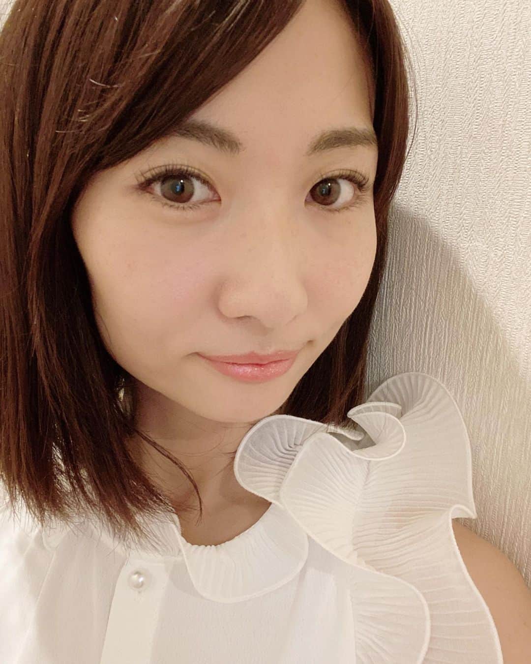 吉田早織のインスタグラム：「・﻿ 久しぶりにまつ毛パーマをかけたら以前よりもふさふさに✨﻿ ﻿ ﻿ 元々まつ毛はしっかり生えている方ですが、﻿ 短い部分があるのが気になっていて﻿ ﻿ 自粛中に頑張って（と言っても2,3日に1回😶）まつ毛美容液を塗っていたら﻿ ﻿ 全体的に長さが揃ってハリも出ました👏﻿ ﻿ ﻿ アイシャドウだけでアイメイクが完成してとってもラク✨﻿ ﻿ ﻿ まつ毛美容液はアイラシードを使っています🌸﻿ ﻿ ﻿ ﻿ ﻿ ﻿ ﻿ #まつ毛パーマ #まつ毛美容液 #アイメイク #時短メイク #まつ毛カール #eyelaceed #アイラシード #自まつ毛 #ナチュラルメイク」