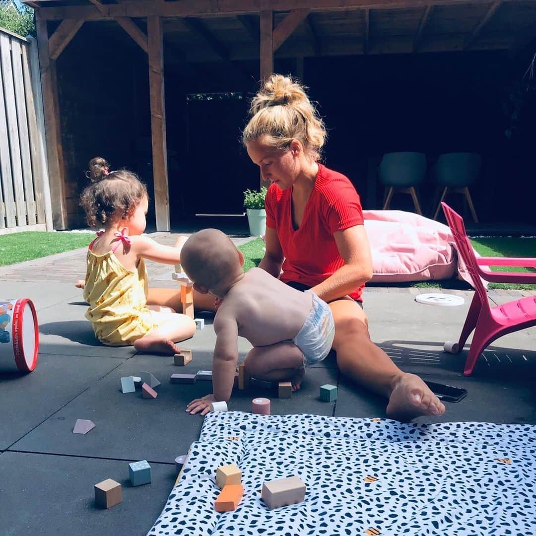 セリーヌ・バン・ガーナーのインスタグラム：「It’s the weeekend ✨#doitallfortheloveyall #tribecalledthelove #hiernavolgdeeenprinseselsavoorstelling #letitgoooo🎵」