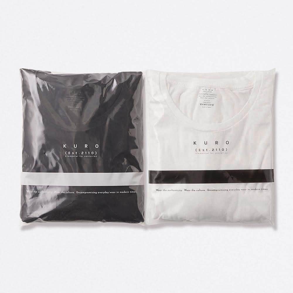 KUROのインスタグラム：「PACKED TENNESSEE COTTON TEE #kurodenim #denim #architecture  昔ながらの編み機で編まれた丸胴ボディはふっくらした軽さン生み出してくれます。 アメリカ・テネシー州産の綿花で作った2枚入りクルーネックTシャツが登場です。独特なザラ付きがありカジュアルな素材に適したテネシーコットン、アメリカ綿に良く見られる無骨な風合いが適度に残るクルーネックTシャツと仕上がっています。」