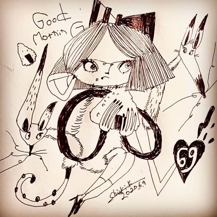 チアキコハラのインスタグラム：「最近こんな感じで描いたり描かなかったり🍙🍙してます。うんうん . #🍙#chiakikohara #チアキコハラ #drawing🎨 #ボールペンです  #art#illustration #朝おにぎりつくってるよ。#今日は眠いです #雨ですな☔️」