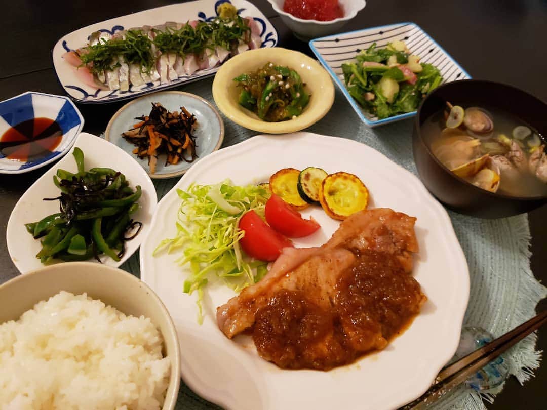 田辺岬さんのインスタグラム写真 - (田辺岬Instagram)「おうちごはん🍽️ . トンテキ 鯵のお刺身 ピーマンの塩昆布和え ひじきの煮物 おくらめかぶ じゃがいもとほうれん草のサラダ あさりのお味噌汁 . 撮り溜めがいっぱいあってどれから載せようか迷います🤣 . 日本に帰ってきてからチームの栄養士さんに食事の相談をすることができて、気をつけることも改めてあって献立が考えやすくなりました～😊✨ ありがたい💗 . #おうちごはん#アスリート飯#アスリートフードマイスター#栄養士」6月13日 20時39分 - t.misaki815