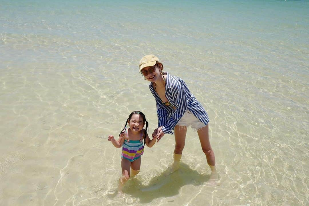 清水わかこさんのインスタグラム写真 - (清水わかこInstagram)「6日ぶりの1日家族時間👨‍👩‍👧✨ 娘のリクエストで今日は海へ行きました🏖 帰りたくない！と不機嫌になるほど楽しんでくれた娘でした🥰 沖縄は梅雨も明けてすでに真夏日🌞長い長い夏。 . 今年の夏はキャンピングカーとか借りて沖縄の北部の方まで旅してみたいなぁ🏝 ソーシャルディスタンス旅楽しそうだけど、旦那もキャンプ初心者過ぎて実現できるかはなぞ😂笑 #沖縄 #okinawa #ソーシャルディスタンス確保 #旅 #夏 #娘 #女の子　#女の子ママ #4歳 #もうすぐ5歳」6月13日 20時40分 - wakacham_