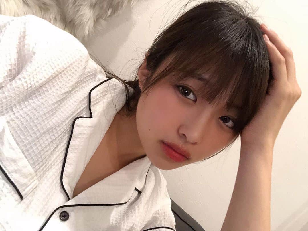 石井美音奈のインスタグラム：「久々のメイク！別に何処に行くわけでもなく、洋服はパジャマ😅情けない。 ただ記念に久々の自撮りを、  まだ夏に入ってないのにもう焼けました。吸収しやすすぎて困ります😅」