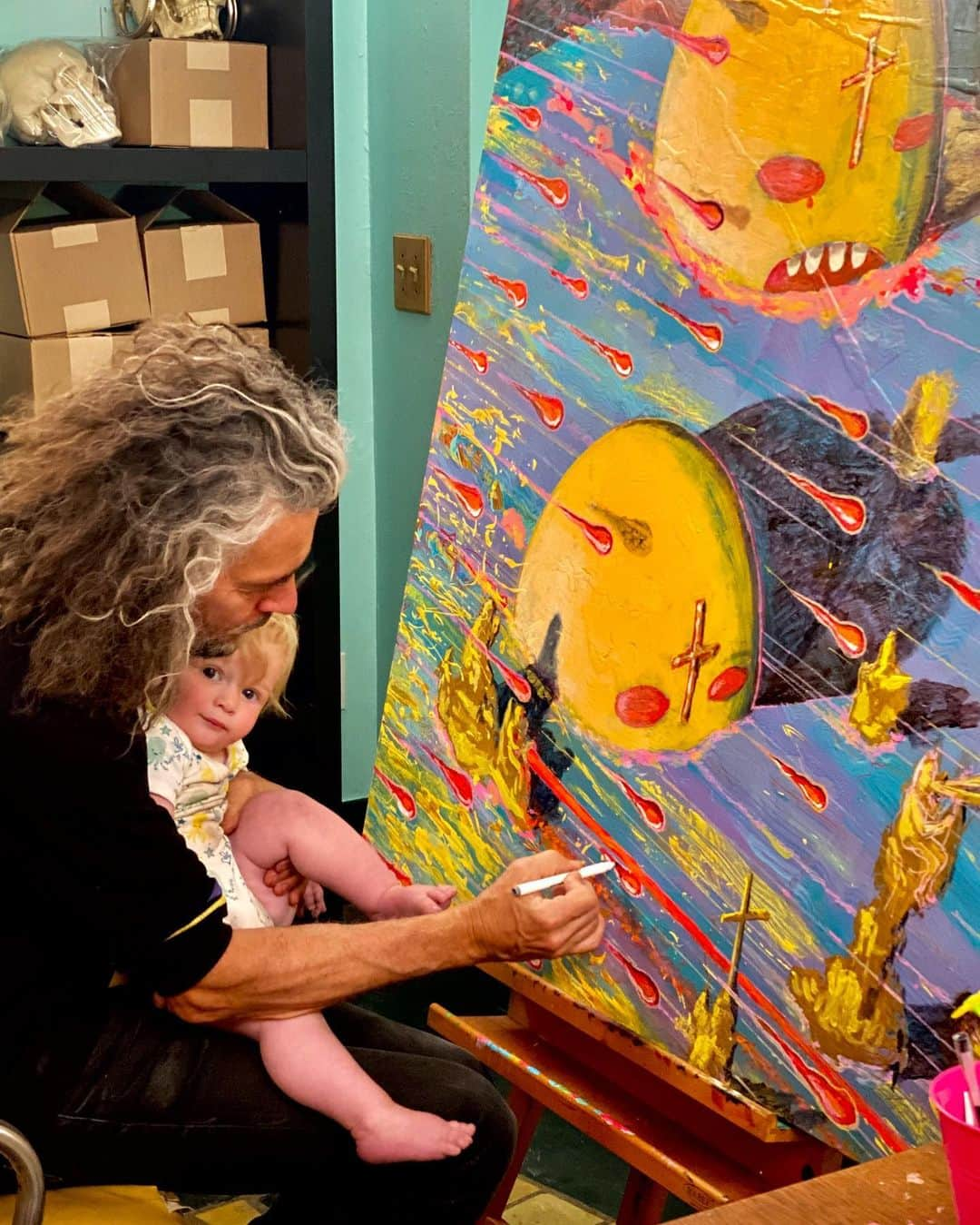 ウェイン・コインさんのインスタグラム写真 - (ウェイン・コインInstagram)「.... Baby Bloom helping dad finish his big painting」6月13日 20時45分 - waynecoyne5