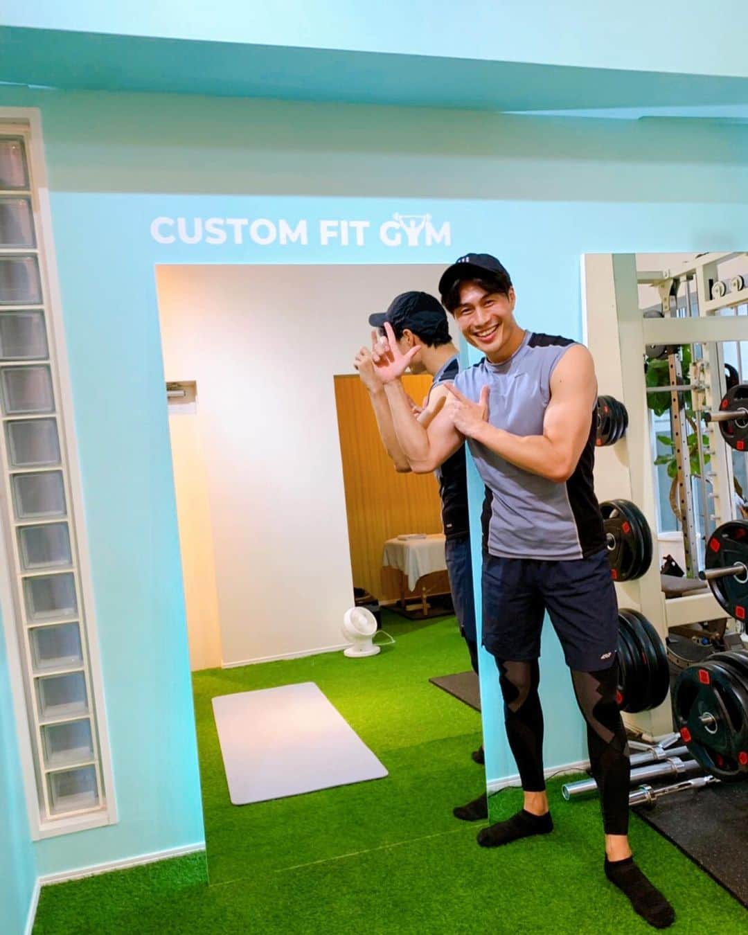 高木悠暉のインスタグラム：「@custom_fit_gym4_5 @yhyh0624 本日もガッツリトレーニングありがとうございました🔥  今日もフルスクワットは鬼の追い込み💦  スクワットは泣きそうなくらいキツイけど、心肺機能の向上にかなりの効果🔥  代謝も上げてより疲れにくい身体になっていく。  トレーニング中にしっかりアミノ酸（BCAA）摂ることで破壊された筋組織が修復されるので、疲れにくくなりハードなトレーニングに効果的なので必須アイテム🔥💪 まだまだストイックに。🏋🏻‍♂️🏋🏻‍♂️🏋🏻‍♂️ #gym #パーソナルトレーニング #パーソナルジム #workout #workouttime #肉体改造 #筋トレ #身体作りは食事から #プロテイン #アミノ酸 #必須アミノ酸」