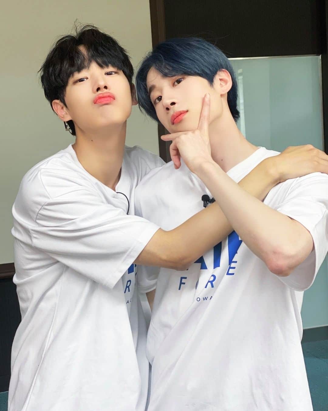 Victonさんのインスタグラム写真 - (VictonInstagram)「[V_V] #VICTON_Staff_VIEW @ 아이돌 워크숍 Behind📸 - [최대리버거🍔는 한인턴👀바라기🌻] [오늘도 사이 좋은 뿅&우야🥺🤨] - #VICTON #한승우 #최병찬 @w_o_o_y_a @_c.b.c_1112」6月13日 21時00分 - victon1109
