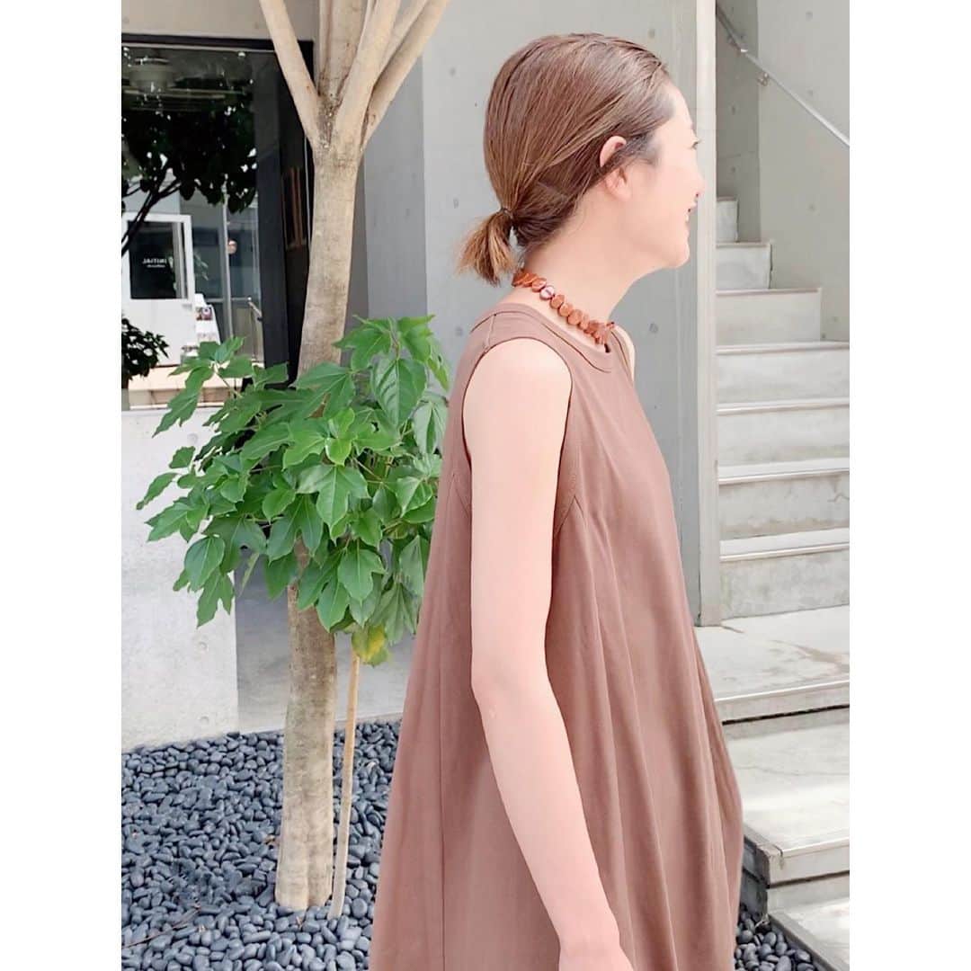 川島幸恵さんのインスタグラム写真 - (川島幸恵Instagram)「🌼🌼🌼﻿ ﻿ 昨日のインスタライブでもご紹介した、ノースリーブカットソーワンピース💁🏻‍♀️﻿ ﻿ 本当に楽だし涼しくて、シルエットが最高♡﻿ 今日みたいにちょっと肌寒い日はシャツやジャケット羽織って着てます。﻿ ﻿ 全色欲しいくらいお気に入り🥰﻿ ﻿ ﻿ #SHENERY_official﻿ #dress #pants #SHENERY﻿ #necklace #levens﻿ #sandals #eness﻿ #brown #mint #cotton﻿ #fashion #styling﻿ #summer」6月13日 20時56分 - sachie118