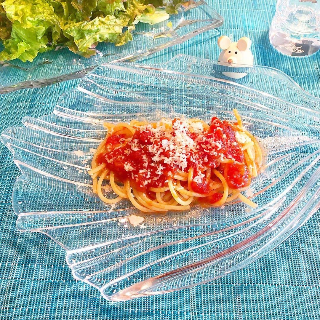 榊山敬代のインスタグラム：「🍝🥫🧀"… ・ 週末はやっぱり パスタ制作の巻  新しいお皿に盛り付けてみたら 夏らしくてすずやかなかんじに  見た目は涼やかだけど　 お味はマイブームにて ピリ辛なるトウガラシ　 でアラビアータ完成也  今年はトウガラシさんお世話になりそう ・ ・ 🌶🙏🔥… ・ ・ さてきょうは お久しぶりに  髪の毛のメンテナンスへ  白い髪の毛が黒へと戻って いる髪の毛さんありまして 不思議なわたしの髪さま也  きょうは毛先0.8センチカット と白い髪の毛を根本からカット とまだ染めないでも大丈夫な時  コロナさんから前髪をこまめに 切りにいけなくなりましたので 久しぶりに前髪伸ばして斜めに イメージチェンジしてみる計画  ところで  表参道は大分活気が戻り  アップルストアは入場数 が限られていましたので ソーシャルディスタンス とりながらの長蛇の列に 街の新しい不思議な光景  そして  きょうは土曜日なのに 表参道ヒルズは空いて いて少しさみしい感じ  ヘアサロンの帰りみちは いつもなら軽く一杯とか たのしみにしていたけど  しばらくはおうち直行が安心かな  さて今からおつまみ制作の巻 ありあわせで何つくろうかな … ・ ・ 🍺🙄… ・ ・ ・ #おうち時間 たのしもう週間 #おうち大好き #enjoyhome ・ ・ ・ ・ ・ #缶詰 #保存食 ・ ・ ・  #缶詰レシピ #備蓄レシピ #summer #おうちランチ #ランチ #lunch #おうちごはん #food #イタリアン #パスタ #パスタランチ #🍝 #pasta #トマト缶　#tomato #トマトパスタ #tomatopasta #Pomodoro #artist #cooking #日本画家 の #お料理こんなもん」