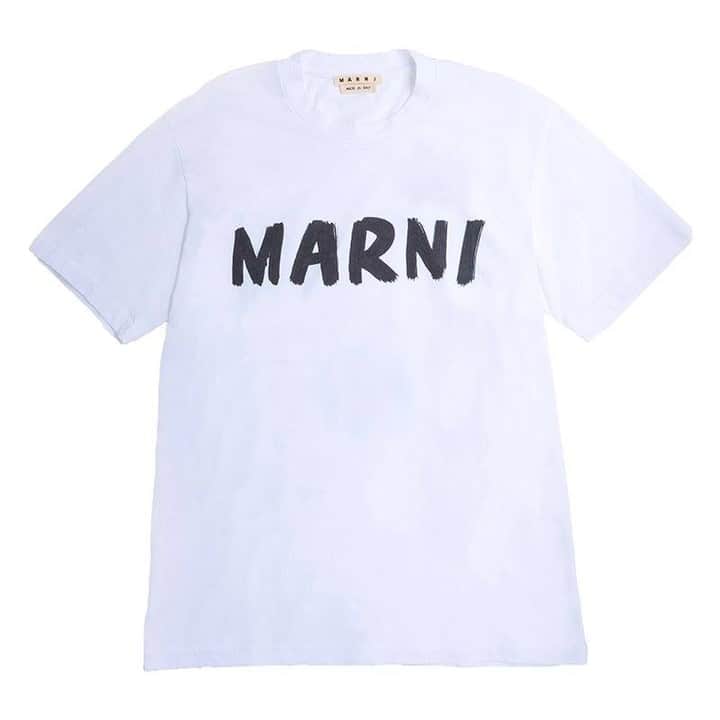 UOMOさんのインスタグラム写真 - (UOMOInstagram)「【マルニの手書き風ロゴがメンズにも登場！ Tシャツとトートバッグが日本限定発売】  MARNI（マルニ）の2020年春夏ウィメンズコレクションに登場したアイコニックなハンドペイントのロゴがメンズにも登場！　Tシャツと人気のトートバッグ「MUSEO」が日本限定発売される。  ##uomo #uomomagazine #webuomo #MARNI #マルニ #MUSEO #fashion #mensfashion #mensstyle #80093」6月13日 20時59分 - uomo_magazine