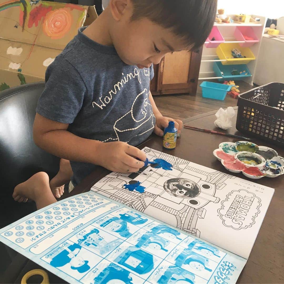 生島早織さんのインスタグラム写真 - (生島早織Instagram)「今日も朝から〜📖 2人それぞれ塗り絵タイム🎨  次男は今日は赤の日🤣  夕方は、普段より少しだけ早く帰宅したパパとコートでサッカー⚽️ 笑い声や話し声が8階の部屋まで聞こえる🤣  そしてそして、お友達からのプレゼント🎁  手編みのスリッパ❣️ スリッパが欲しい欲しいと言っていた双子達大興奮。 次男はカードゲーム中だったけど、長男は早速履いて喜びの舞😂  余程気に入ったのか、寝るときはベットの横に置き、夜中トイレに起きた時も履いて来た😂  スリッパを頂いたので、私はスリーパーを作ってみた😁  まだボタンが付けれていないけど、そのまま渡して、ブラジル生活の長いお友達に助けてもらう事に😅  生地屋さんは沢山あるのに生地以外の小物が入手困難😅  モール内に入っていたお直し屋さんもコロナの影響か閉店してしまったし・・・💦 特にこの時期、大変な事沢山あるけど、周りの方に助けられてなんとかやっています😊  本日も断水中💦  夕飯は洗い物も少なくて済むお好み焼きにしました〜 断水中特に思う。 和食はお皿も沢山使うし、料理にたくさんお水を使う。 お米を洗うだけでも沢山のお水。 そんな時はオーブンで焼くだけのメニューと思ったら、先々週からオーブン壊れてるし・・・ 明日のメニューはどうしよう〜🥟🍛🥘🥓🥙 #双子育児 #双子ママ #双子それぞれ #双子あるある #まだまだコロナ #編み物 #スリッパとスリーパー #海外生活 #海外育児 #トリリンガル育児  #断水中 #お友達の助け」6月13日 11時59分 - saori.ikushima