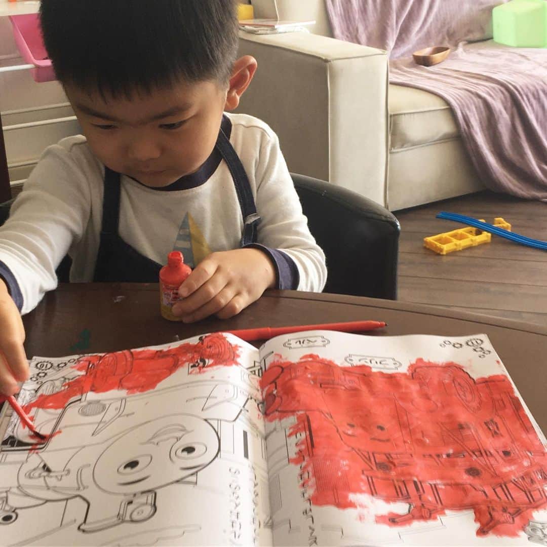 生島早織さんのインスタグラム写真 - (生島早織Instagram)「今日も朝から〜📖 2人それぞれ塗り絵タイム🎨  次男は今日は赤の日🤣  夕方は、普段より少しだけ早く帰宅したパパとコートでサッカー⚽️ 笑い声や話し声が8階の部屋まで聞こえる🤣  そしてそして、お友達からのプレゼント🎁  手編みのスリッパ❣️ スリッパが欲しい欲しいと言っていた双子達大興奮。 次男はカードゲーム中だったけど、長男は早速履いて喜びの舞😂  余程気に入ったのか、寝るときはベットの横に置き、夜中トイレに起きた時も履いて来た😂  スリッパを頂いたので、私はスリーパーを作ってみた😁  まだボタンが付けれていないけど、そのまま渡して、ブラジル生活の長いお友達に助けてもらう事に😅  生地屋さんは沢山あるのに生地以外の小物が入手困難😅  モール内に入っていたお直し屋さんもコロナの影響か閉店してしまったし・・・💦 特にこの時期、大変な事沢山あるけど、周りの方に助けられてなんとかやっています😊  本日も断水中💦  夕飯は洗い物も少なくて済むお好み焼きにしました〜 断水中特に思う。 和食はお皿も沢山使うし、料理にたくさんお水を使う。 お米を洗うだけでも沢山のお水。 そんな時はオーブンで焼くだけのメニューと思ったら、先々週からオーブン壊れてるし・・・ 明日のメニューはどうしよう〜🥟🍛🥘🥓🥙 #双子育児 #双子ママ #双子それぞれ #双子あるある #まだまだコロナ #編み物 #スリッパとスリーパー #海外生活 #海外育児 #トリリンガル育児  #断水中 #お友達の助け」6月13日 11時59分 - saori.ikushima