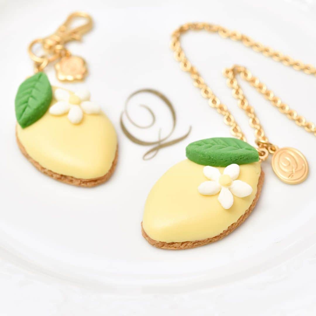 キューポットさんのインスタグラム写真 - (キューポットInstagram)「⭐︎⭐︎⭐︎﻿ Q-pot. SUMMER COLLECTION ﻿ “Lemon Cake” 🍋✨﻿ ﻿ Lemon shaped cake is decorated ﻿ with lemon leaf and flower.﻿ Crispy cookie on the bottom.﻿ Enjoy nostalgic mood sweets!﻿ ﻿ ・・・﻿ Lemon Cake Necklace $74.77﻿ Bag Charm $63.45﻿ ﻿ #qpot #sweet #sweetsaccessory #fresh #fruit #freshfruit #lemon #lemoncake #summer」6月13日 12時01分 - press_qpot_international