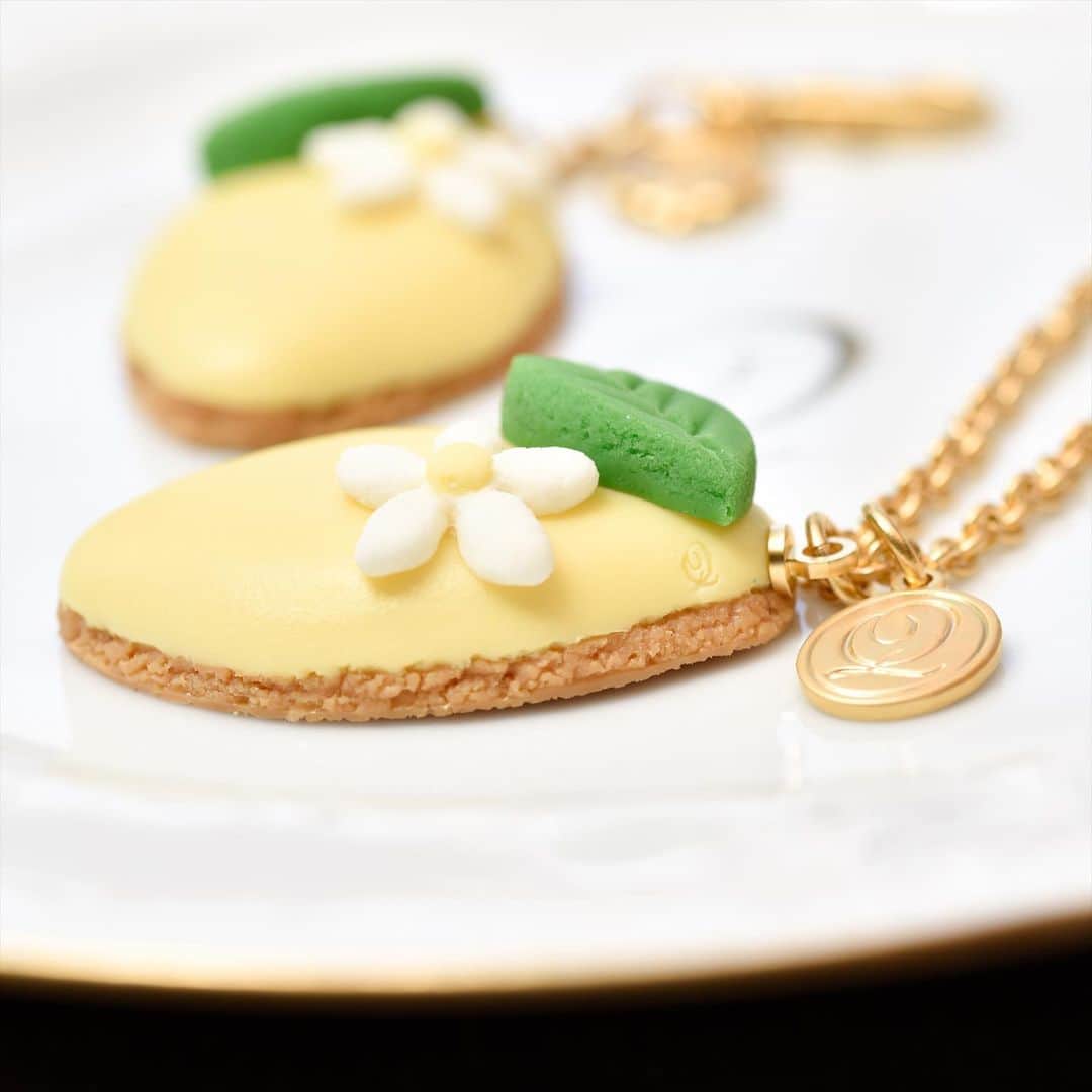 キューポットさんのインスタグラム写真 - (キューポットInstagram)「⭐︎⭐︎⭐︎﻿ Q-pot. SUMMER COLLECTION ﻿ “Lemon Cake” 🍋✨﻿ ﻿ Lemon shaped cake is decorated ﻿ with lemon leaf and flower.﻿ Crispy cookie on the bottom.﻿ Enjoy nostalgic mood sweets!﻿ ﻿ ・・・﻿ Lemon Cake Necklace $74.77﻿ Bag Charm $63.45﻿ ﻿ #qpot #sweet #sweetsaccessory #fresh #fruit #freshfruit #lemon #lemoncake #summer」6月13日 12時01分 - press_qpot_international