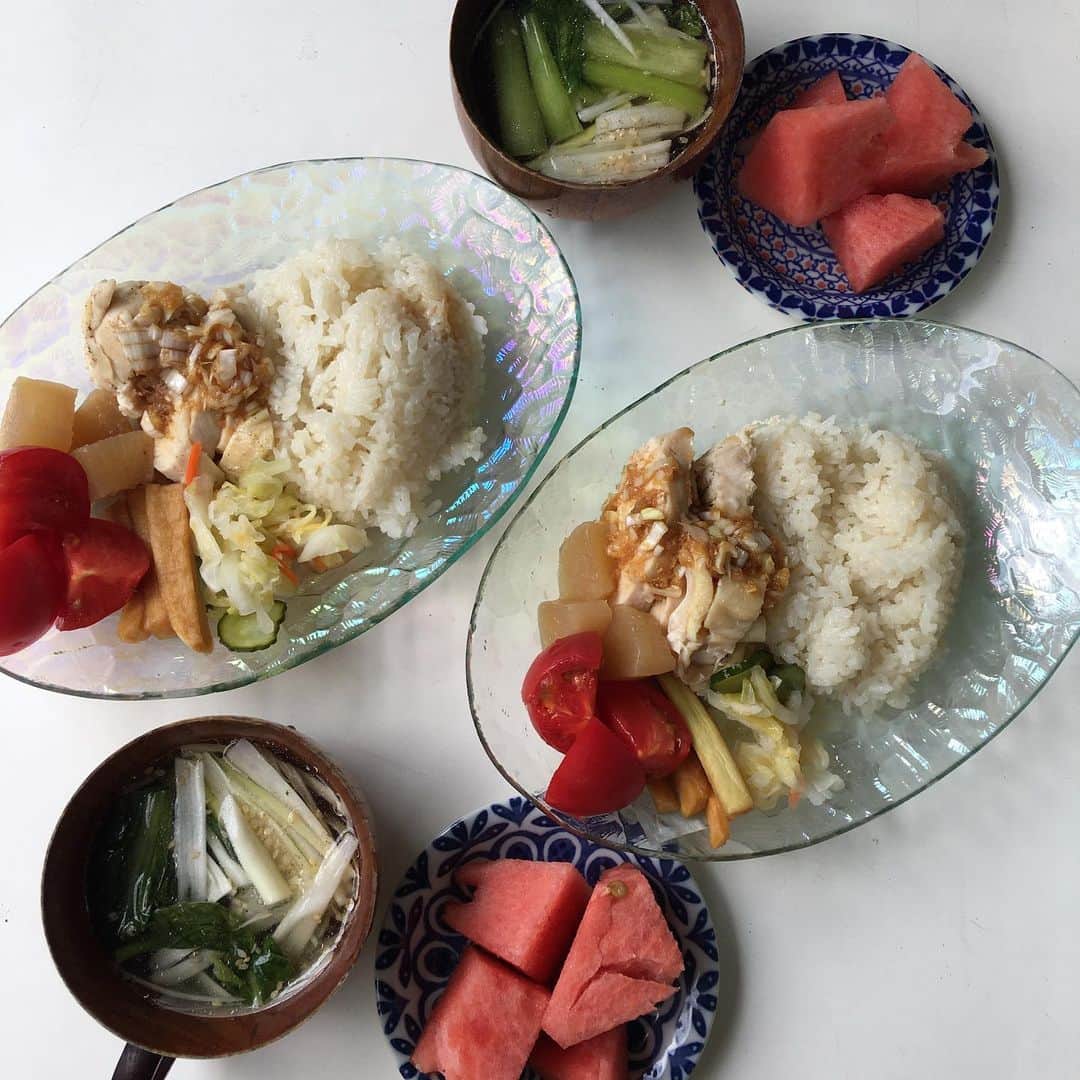 増山敬子さんのインスタグラム写真 - (増山敬子Instagram)「#ズボラ主婦 #簡単料理  #カオマンガイ * 無性に食べたくて、食べたくて作ってみたよ♡ とにかく簡単、材料入れて放置パターン。 簡単で美味しくて子供達にも大人気でした😋(お肉が足りなかった。。) レシピは、 お米2カップ 同量の水 白だし大2 酒大2 ナンプラー大3 塩胡椒、お好みで(我が家はキッズがいるから少なめにしたよ) ごま油は大1くらいいれたかな！ 生姜、長ネギ、鶏肉1枚か2枚かお好きに。 * 後はタレが決めてかな！ 我が家はコチジャンなしの砂糖多めで作りました😋 * スープは、小松菜とらネギの中華スープ * オーガニックの中華だしを台湾で買ってきてもらったものがきれてしまい😭 代用で、白だしとゴア油、塩胡椒で味付けしたよん。 中華だしや、特に、コンソメは買わなくなったよ！白だしでアレンジができて、美味しくて安くて大好きです😍 (今までは、ミッドタウンまでいって、あごだしを買ってたけど、だいぶコストダウンからの勿論#化学調味料無添加　)」6月13日 12時02分 - keikomasuyama