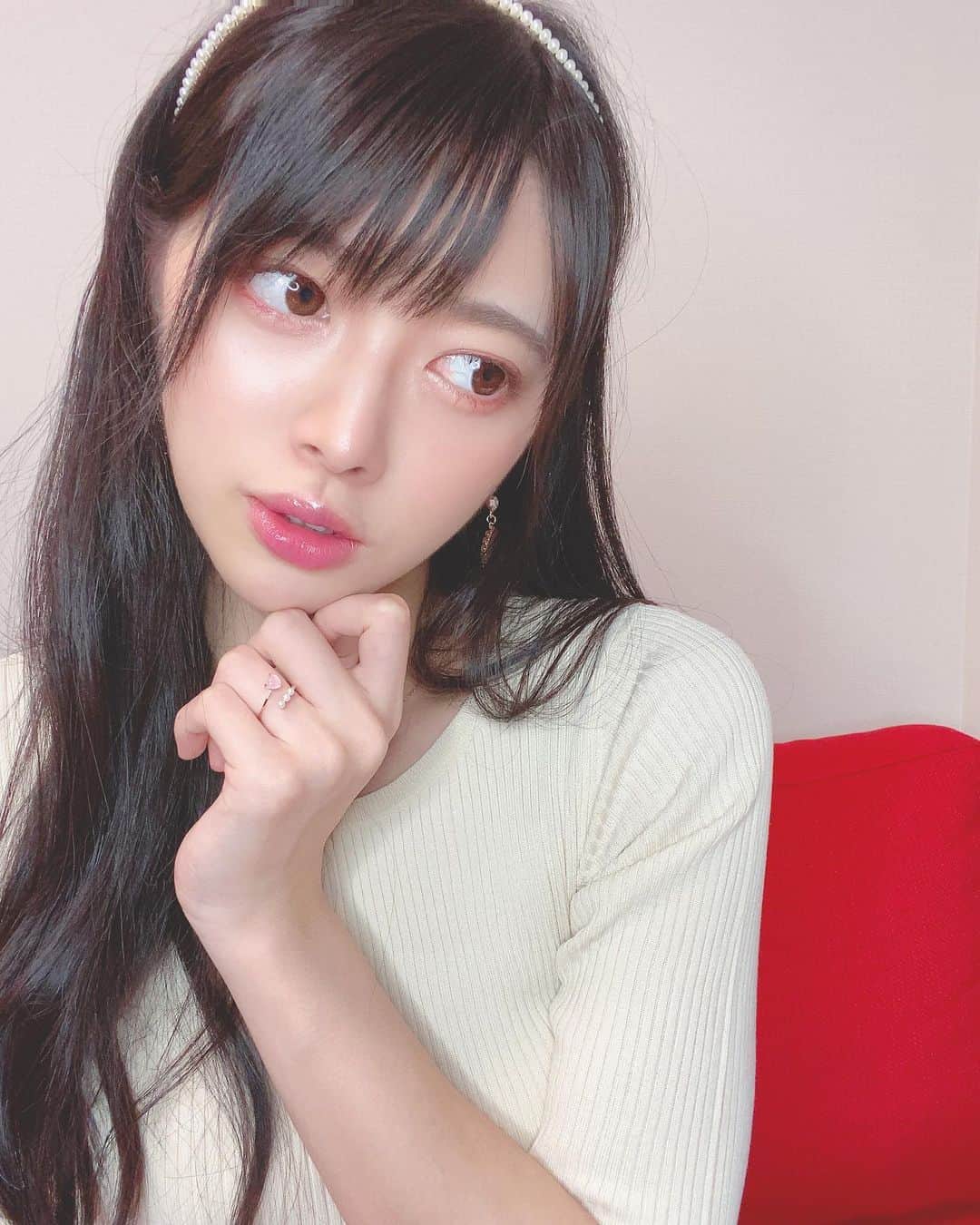 藤田いろはのインスタグラム：「せっかくの土曜日なのにめちゃくちゃ雨降ってるうう😂☔️﻿ しかも結構肌寒いし。﻿ 梅雨の時期って服装難しい🥺﻿ ﻿ ﻿ ‪#藤田いろは#グラビア#gravure #japanesegirl #レースクイーン#tokyo  #l4l #aziangirl  #ビジョビ #模特 #뷰티스타그램 #셀카  #cosplay #黒髪ロング#팔로우#소통해요#셀스타그램#モデル #model #그라비아 #모델 #日本的 #性感內衣 #liquem #内衣 #mocatokyo  #流し目 #リキュエム #カチューシャ #アクセサリー好き」