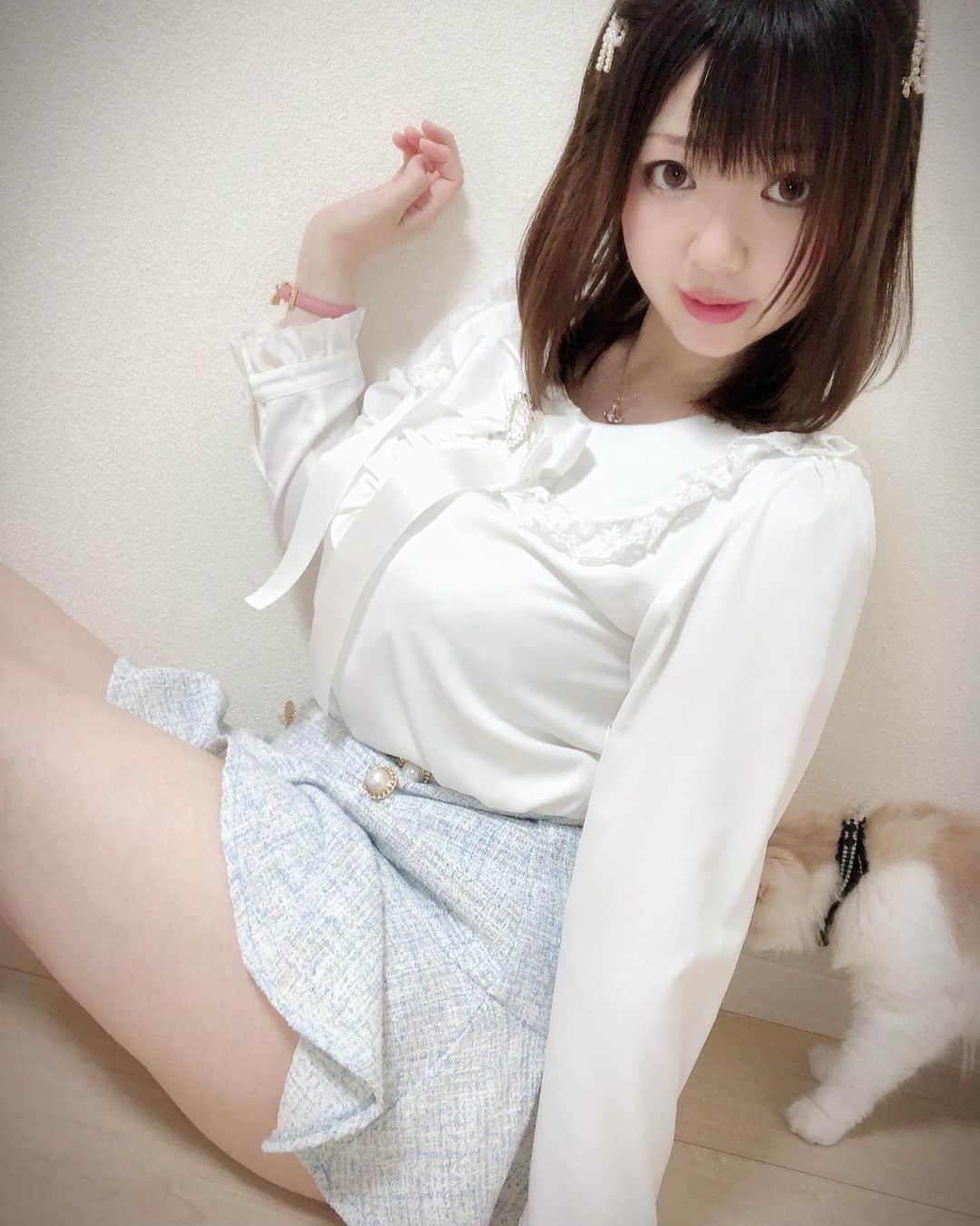 音羽莉夢のインスタグラム：「おにゃー猫が入ってきた🐈💓 #童顔ロリ巨乳 #合法ロリ #ロリコンホイホイ #撮影会モデル #音羽莉夢 #アミックエンターテインメント  #グラドル自画撮り部 #グラドル」