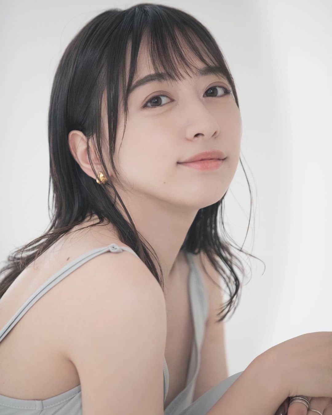 井元麻帆のインスタグラム：「new me🍃🌼☺️ photo by @sato_rina.ph  #ウィンクがお下手👵🏻」