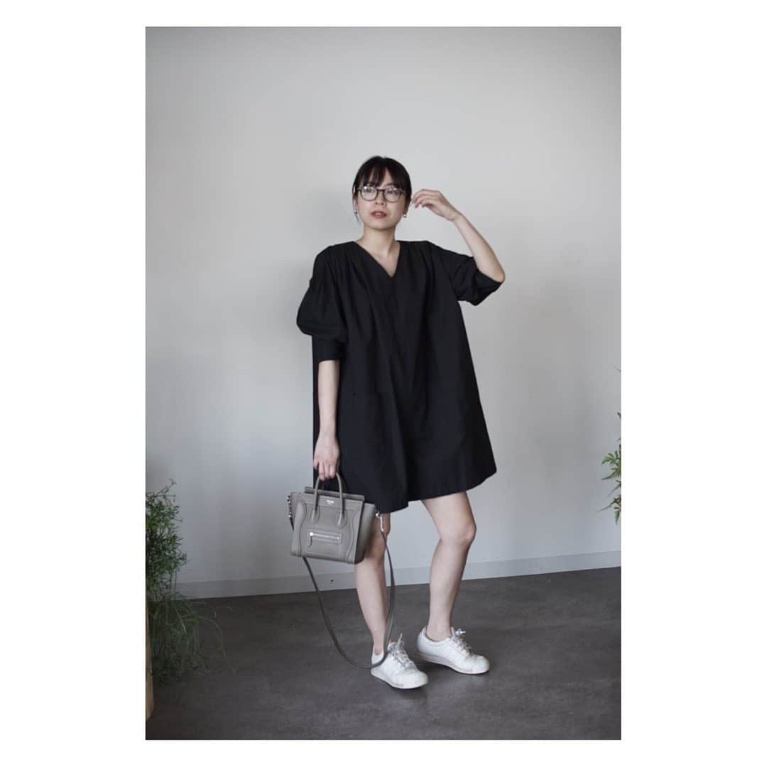 ETRÉ TOKYO ストアさんのインスタグラム写真 - (ETRÉ TOKYO ストアInstagram)「@etretokyo ﻿ ﻿ Staff：ルミネ新宿店﻿ Kaori 163cm【@kaori_03_05】﻿ ﻿ ﻿ 【6/14〜 PRE ORDER 】 #Vネックボックスオールインワン﻿ ￥26,000 + TAX﻿ BLACK﻿ ﻿ ルミネ新宿店、ルクア大阪店では﻿ #Vネックボックスオールインワン のご予約を承ります。﻿ ご試着も可能となっておりますので、是非ご覧ください。﻿ ﻿ ※店舗はBLACK、Sサイズのみのご予約となります。﻿ ※お会計は予約時にお支払いとなりますのでご了承下さい。﻿ ※予約数量に達し次第終了となります。﻿   #etretokyo#etre#fashion#ootd#outfit#coordinate#mineby3mootd#casual#etretokyoshinjuku#etretokyoosaka#etretokyo_staff_ootd﻿#preorder #エトレ#エトレトウキョウ#夏コーデ#シンプルコーデ#オールインワン#大人コーデ#大人カジュアル #LUCUA大阪店#ルミネ新宿」6月13日 12時10分 - etretokyo_store