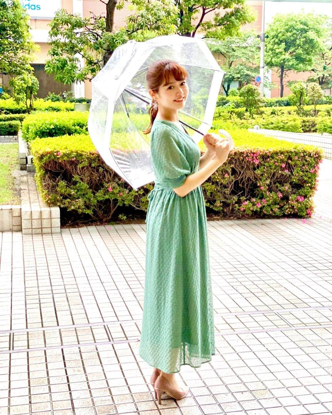 谷尻萌さんのインスタグラム写真 - (谷尻萌Instagram)「こんにちは🍀 午前中お疲れさんヤデッ☺️ 今朝お台場は、雨が強まったり弱まったりしてたわ〜☔️気温は朝8時台で23度くらいやった！日中も上がらんさかい、昨日より、だいたい10度くらい低くなってひんやり感じるかも🙂  快適って感じる方もいれば、蒸し暑いと感じる方もいるかもしれんわっ🙆‍♀️ 寒がりな方は、薄手の羽織るものがあると良さそうやでっ💕  今日は西日本と東日本は大雨に注意してな☔️ 土砂災害や河川の増水注意してや！  今日ジャンケン、勝ちはりました？✊🏻 6月と言えば、梅(うめ)の季節やなあ❤️ 梅干しは、殺菌効果や夏バテ予防にいいんやで👍 一つパクッ❣️んんんん〜😚 酸っぱ美味え〜😋 #めざましどようび　#お天気キャスター #セントフォース　#谷尻萌 #ポニーテール　#ワンピース」6月13日 12時13分 - tanijiri_moe