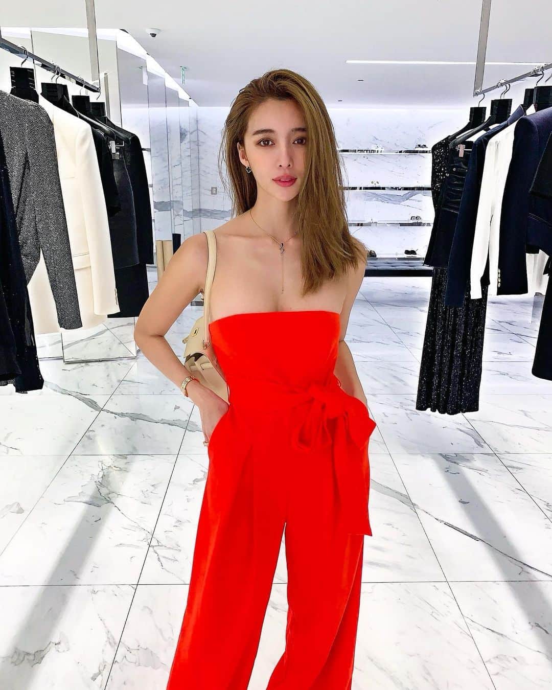 のインスタグラム：「Shopping at Tokyo🖤@ysl  I like the new trendy brands that keeps on changing every year. It's refreshing. But I certainly love Saint Laurent because I can wear it anytime, and it would still be trendy and fashionable. Sharp and Beautiful🥀 If you love, tap ❤︎ . . 表参道でお買い物🖤 毎年変わる流行りのブランドも 可愛いくて好きだけど シンプルで美しいサンローランが 結局一番好き🖤 素敵な週末にしようね❤︎ . . #tokyojapan#omotesando#fashionstyle#ysl#saintlaurent#reddress#dressup#myholiday#lovefashion#holidaystyle#サンローラン#表参道」