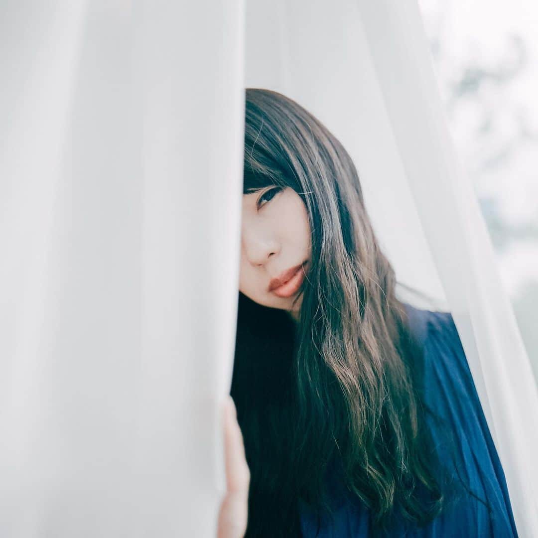 haraoのインスタグラム：「晴耕雨読 - - -  #hasselblad #500cm #portra400 #120mm #filmphotography #hasselblad_diary . #indies_gram #GPW_members_only  #as_archive #hueart_life #ig_phos #indy_photolife #screen_archive #Rox_Captures #jp_mood #team_jp_ #IGersJP #RECO_ig #Lovers_Nippon_Portrait #art_of_japan_ #japan_daytime_view #daily_photo_jpn #bestjapanpics #tokyocameraclub #film_com #jp_portrait部 #filmfeed #analogphotography #スクリーンに恋して #被写体募集」