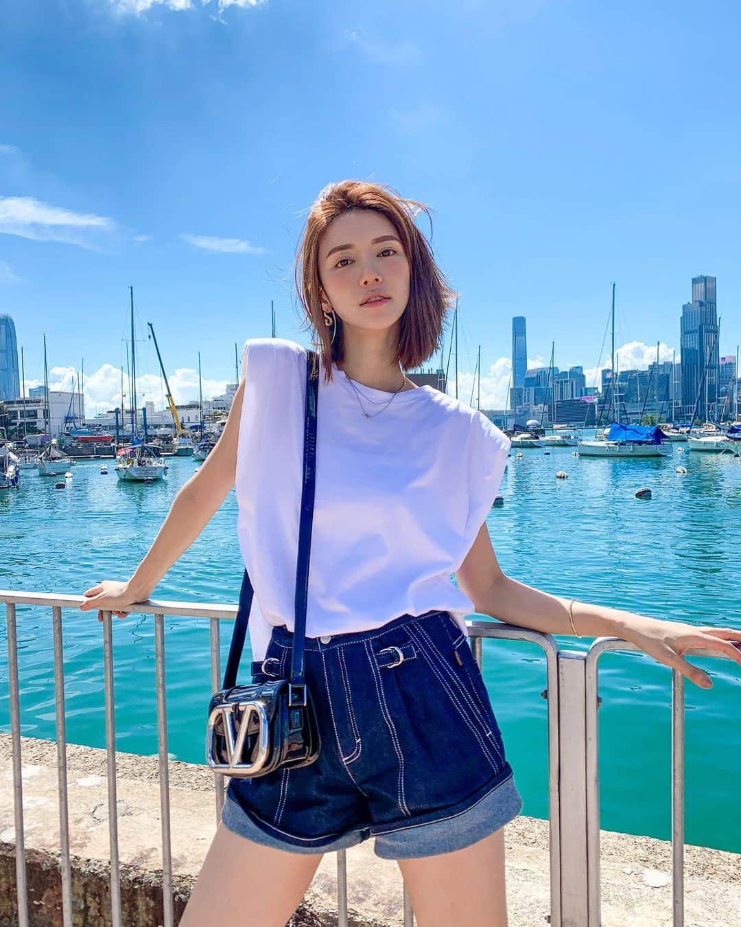 Elva Niさんのインスタグラム写真 - (Elva NiInstagram)「Hello weekend! ☀️ #sunshinestateofmind  #happyweekendeveryone #elvaootd #valentinogaravani  #supervee」6月13日 12時30分 - misselvani