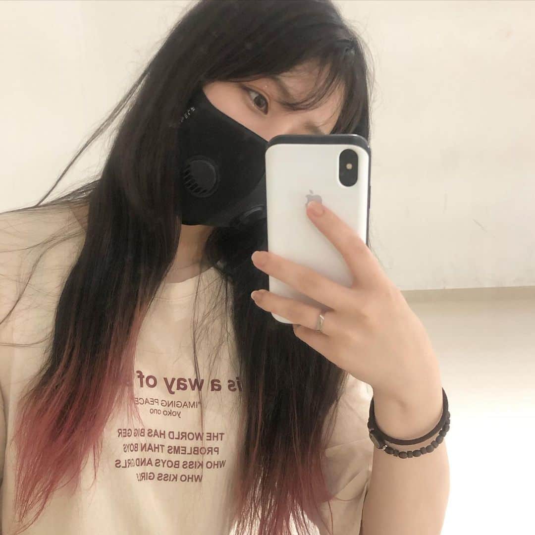 のインスタグラム：「リハでダンス踊っても快適だった〜🥺💜 #デュアルバルブマスク ！！ 息苦しさがぜんぜんなくて、びっくり、、 ロゴの#protectyourself もかわいい、、🤤 運動するときにこれからも使う〜！💜 洗って繰り返し使えるのもいいね😏😏 .  二枚目の写真は @ptys_store 公式から画像お借りしました😘 . #yuisa #ptys #マスク #마스크 #좋아요 #팔로우 #얼스타그램 #마리 #etudehouse #カラートリートメント #에뛰드하우스」