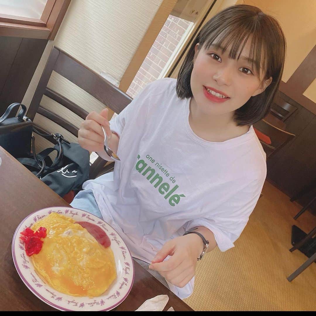 水木あおのインスタグラム：「. 不意ショットからのにこっ . ランチミーティングは オムライス♡ サンドイッチにするか、 カレーにするか、 悩んだけどやっぱり卵に惹かれたwww . 大体卵の量で決まるww #美味しい　#オムライス」