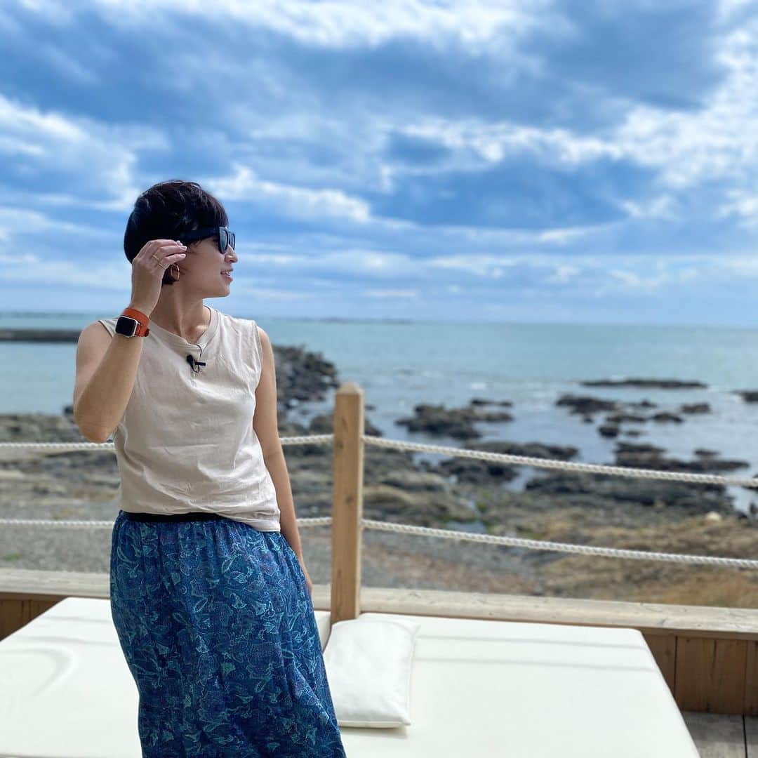 Yukarisuminoさんのインスタグラム写真 - (YukarisuminoInstagram)「夏のお出かけ先取りしてきた！ 〜UNDER THE PALMO HAYAMA〜  今年の夏はどこ行く？海外は行かれなさそうだし、近場でバカンスするのが良さそう。 そんな時に葉山ってぴったりかも。 東京からは1時間ちょっとの大人のリゾート。 だけど下町っぽさみたいな親しみやすさもある葉山。 マリンスポーツしなくても、海入らなくても、美味しいもの食べてのんびり海辺散歩してプリン食べて（笑）。 日帰りで楽しめるリゾート的なところ。 大人になると良さが分かるのかも。  そんな葉山のビーチラウンジUNDERTHEPALMOは海を目の前にした、別荘みたいな居心地のレストラン。 写真・・・見て！！こんなロケーションの良い場所、それだけでもう十分！ なのですが、お食事も美味しく綺麗で。  新鮮なルッコラとプロシュートのピザとカレーがお気に入りでした。 温かいブラウニーにたっぷりアイスのデザートにハーニー＆サンズの紅茶でシメ。  やっぱり、美味しいモノ食べる時ロケーションが最高だとその味が何倍にも美味しく感じる。 外に出られるようになって感じた幸せ。気持ちよかった！  Vlogも撮って来たから今度Youtubeにあげますね！  @underthepalmo.jp  UNDER THE PALMO HAYAMA 〒 240-0112 神奈川県三浦郡 葉山町堀内 340  #underthepalmo #アンダーザパルモ　#葉山　#葉山カフェ #葉山ランチ #葉山歩き #hayama #ビーチリゾート　#夏のお出かけ　#お出かけスポット　#オトナ遠足　#大人の遠足」6月13日 12時47分 - yukarisumino