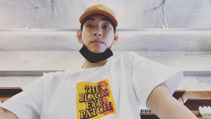 イナチ のインスタグラム：「. 밍구 스러운  자기애 쩐다며  ㅋㅋ Hat:#Gimmefive Tee:#blackeyepatch」