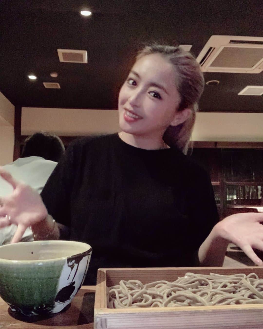 のインスタグラム：「何年かぶりに三宿にある板蕎麦屋さんへ ここのお蕎麦美味しいんだぁ 噛みごたえのある麺を濃厚なごまだれに付けて食べるの！ あぁ幸せ。。。」