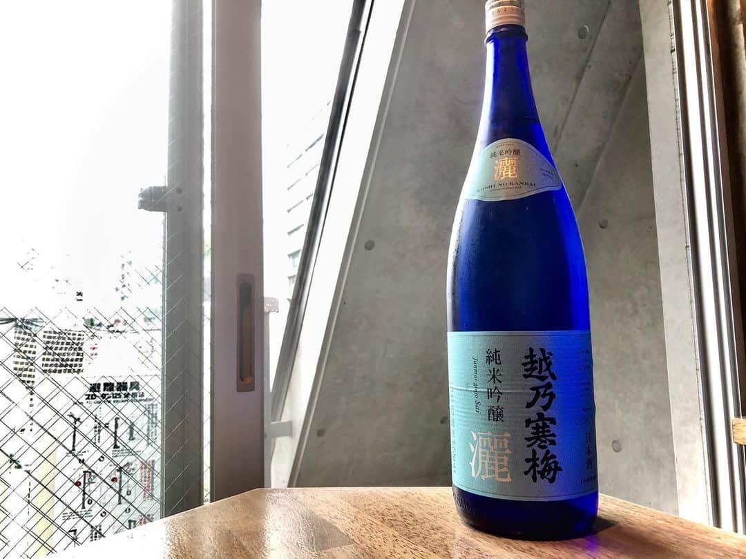 純米酒専門八咫 渋谷店さんのインスタグラム写真 - (純米酒専門八咫 渋谷店Instagram)「【駅から歩いて30秒⏳】﻿ ﻿ こんにちは！﻿ 渋谷店です🤗﻿ ﻿ 雨の日が続きますね🌀﻿ 渋谷店は駅から近いので、井の頭線の西口改札からは歩いて30秒‼️﻿ JRの方からでも屋根のある所を通って行けばあまり濡れずにすみますよ🌂﻿ ﻿ 本日も週末限定雄町米炊いております🌾﻿ 今回は「誠鏡　無濾過生　雄町100%」のお酒も少し入れて炊いております🍶﻿ ぜひお試しください✨﻿ ﻿ 15:00〜22:30で営業中！﻿ ご来店お待ちしております。﻿ ﻿ ﻿ #YATA #純米酒 #純米酒専門店 #YATA渋谷店  #スタンディングバー 　#テイクアウト #日本酒　#sakestagram #利き酒  #日本酒好き #日本酒女子 #sake #日本酒専門店  #日本酒部 #日本酒の会  #日本酒居酒屋 #日本酒最高 #今日の一杯 #ポン酒 #飲酒タグラム #sakekampai  #渋谷　#shibuya #日本酒で乾杯 　#グルメ　#ノーチャージ　#駅近　#隠れ家　#雄町　#オシャレなバー」6月13日 13時00分 - yata_shibuya