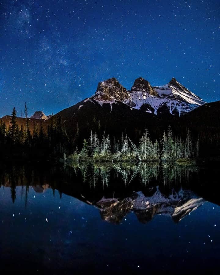 National Geographic Travelさんのインスタグラム写真 - (National Geographic TravelInstagram)「Photo by Kahli Hindmarsh @kahliaprilphoto | The stars dance on the water as the Milky Way rises over the mountains during a perfectly still evening in Alberta, Canada.」6月13日 13時09分 - natgeotravel