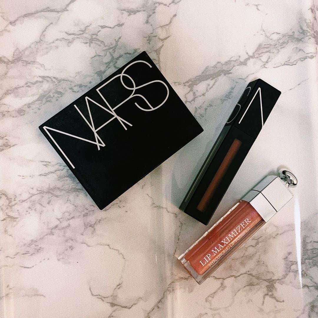 宮野真菜さんのインスタグラム写真 - (宮野真菜Instagram)「ずっと使ってる〜‼︎☺︎ . ♡NARS highlight ハイライティングパウダー 5222 （肌に馴染むパールが好き✨） rip パワーマットリップピグメント 2760 （とにかくリップ落ちしないの😳） . ♡Dior rip アディクトリップマキシマイザー 010 （ぷっくり潤いがもう最高に可愛い💕） . #NARS #dior #rip #cosme」6月13日 13時26分 - miyamana_47