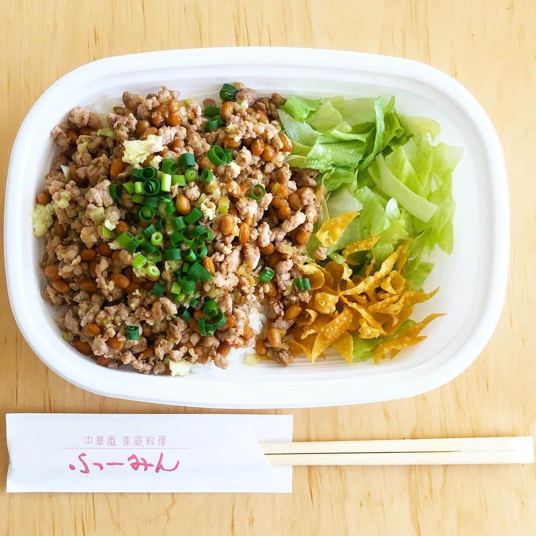 のインスタグラム：「ふーみんの納豆チャーハンと納豆ごはん。完璧に港区は青山界隈のソウルフードになってますが、実は神宮前で始まってつぎは南平台と、渋谷区のお店だったの、港区おじさんも覚えておかなきゃね。　#ふーみん  #テイクアウトグルメ　#港区おじさん」