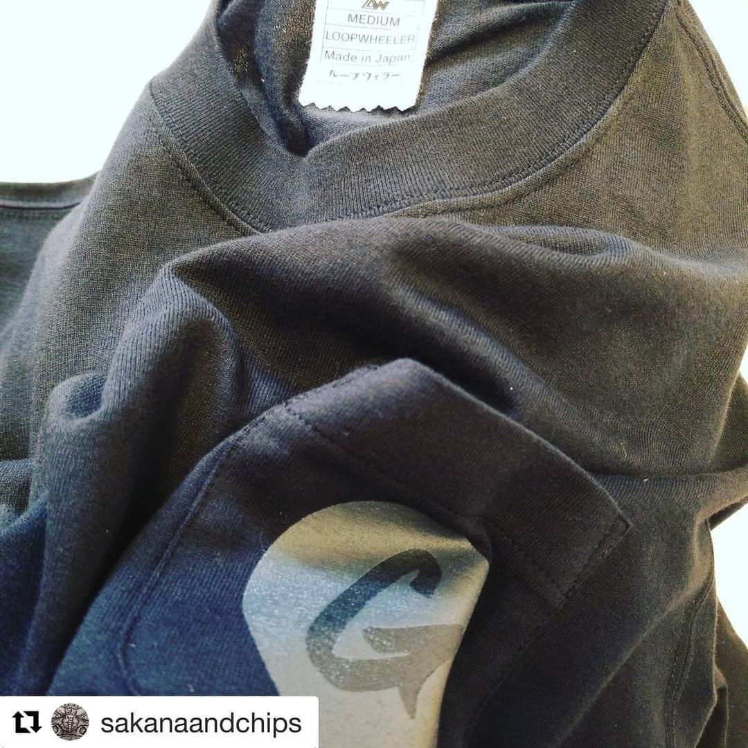 ループウィラーさんのインスタグラム写真 - (ループウィラーInstagram)「#Repost @sakanaandchips with @get_repost ・・・ 初ループウィラーありがとうございます🙏🏻🙇🏻‍♂️😊 . . LOOPWHEELERの半袖Tシャツを福岡のお店で購入  これ、インスタライブで一郎さんが着てたやつです、多分  LOOPWHEELERを購入するのは今回が初めてでしたが、とても満足。  お店の外観は高級店にありがちなオシャレすぎるもので、お店に入るのがとても怖かったですけど、お店に入ると、店員さんが気さくに話しかけてくれて、いい時間を過ごすことが出来ました。  とにかく店員さんの豆知識が凄い！  肝心のTシャツは吊り編み天竺という製法？で編まれたものらしく、とても肌触りの良い商品になってます！ 着てみたら、とっても涼しい！  他にもTシャツには色々種類があって、糸の太さとか編む強さとかで生地の表情が全く違い、いろいろ試したい！っという気持ちになりました。  実はもう1着購入してるんですけど、それはまた今度紹介します。  この夏にはLOOPWHEELERを！ オススメです！  #loopwheeler #loopwheelerfukuoka #山口一郎 #山口一郎インスタライブ #サカナクション好きな人と繋がりたい #サカナクション #魚民さんと繋がりたい #魚民 #オススメ #loopwheeler #tsuriami #ループウィラー  #吊り編み式 #吊り編み」6月13日 13時23分 - loopwheelerss