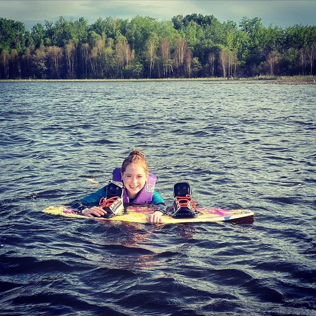 ナターシャ・ピュリッチのインスタグラム：「This lakes been taunting me for the last 2 summers but  knee rehab kind of took the front seat. Thankful and blessed to be healthy enough to do new old things again. Haven’t Had the chance to do this in 12 years. #cheerstohealthyknees #wasabitnipply #gotusedtofallingagain」