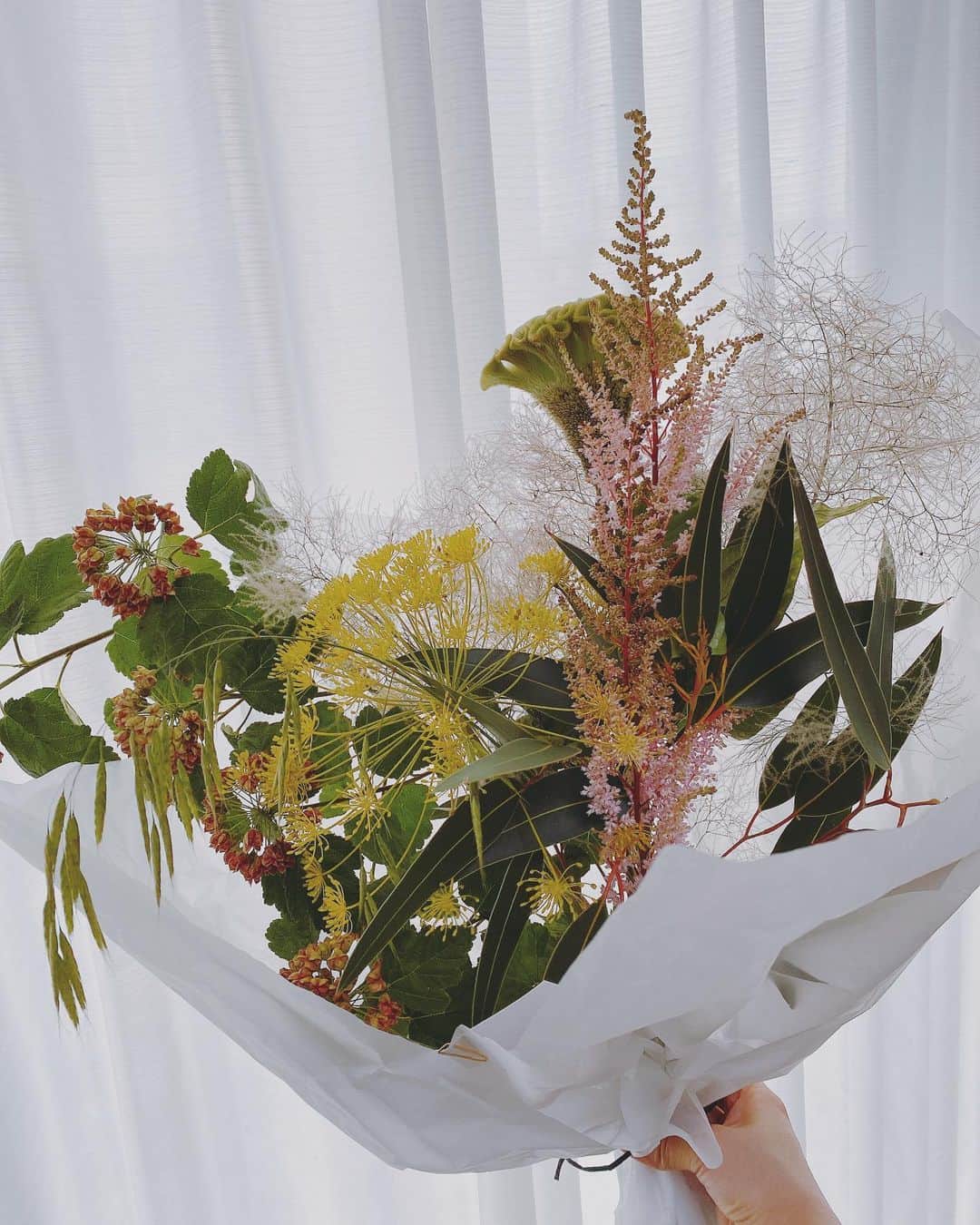 瀧口友里奈さんのインスタグラム写真 - (瀧口友里奈Instagram)「・ 梅雨のおうち時間に、気持ちがふわぁぁ〜っと明るくなるお届けもの🤤🌿 ・ ふわふわのスモークツリーの季節ですね！ ひとつひとつの花材が生き生きしていて、ずっと見てしまいます。 ・ ありがとうございます🤍@maisonmalta  早くお店にも行きたいな🌱☺️ ・ ・ #お花好きな人と繋がりたい #お花のある暮らし  #スモークツリー #ディアボロ #ケイトウ #アスチルベ #オーナメントグラス #ユーカリ #フェンネル #maisonmalta」6月13日 13時33分 - yurinatakiguchi