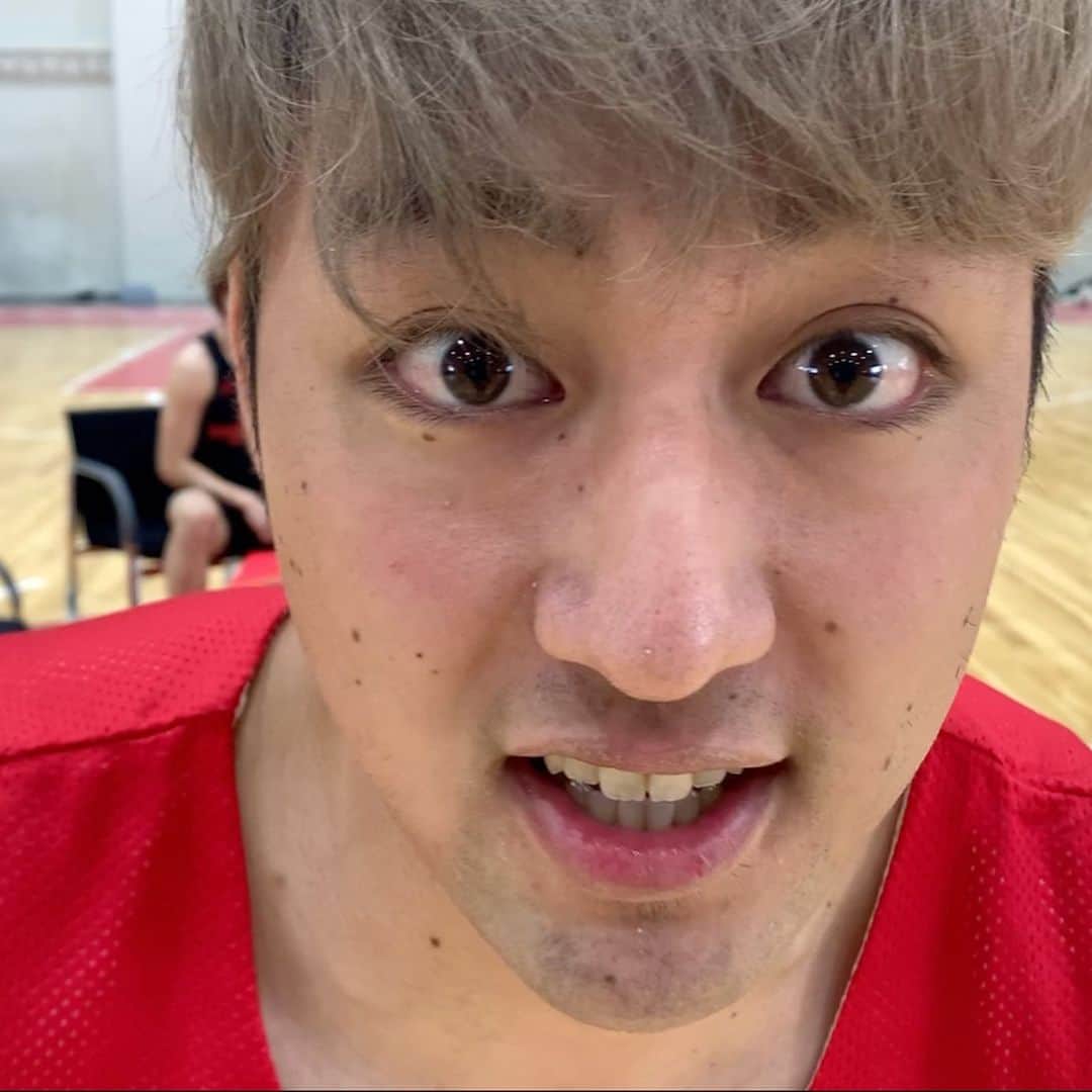 名古屋ダイヤモンドドルフィンズ Nagoya Diamondさんのインスタグラム写真 - (名古屋ダイヤモンドドルフィンズ Nagoya DiamondInstagram)「\ DolTube更新✨/﻿ ﻿ トランプゲーム「ババ抜き」に少しルールを加えて、小林遥太選手、満田丈太郎選手、菊池真人選手、安藤周人選手が「ドルフィンズトランプ最弱王決定戦」を行いました👑🃏﻿ 果たして、トランプ最弱王は誰の手に…🤔﻿ ﻿ 動画リンクはストーリーズに更新します📹🙆‍♀️﻿ ﻿ #DORED #ドルフィンズ #Bリーグ #バスケ #バスケットボール #名古屋 #スポーツ #小林遥太 #満田丈太郎 #菊池真人 #安藤周人 #トランプ #ゲーム #ババ抜き #お家時間」6月13日 13時42分 - nagoyadolphins