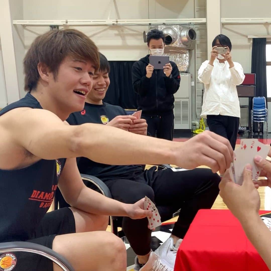 名古屋ダイヤモンドドルフィンズ Nagoya Diamondさんのインスタグラム写真 - (名古屋ダイヤモンドドルフィンズ Nagoya DiamondInstagram)「\ DolTube更新✨/﻿ ﻿ トランプゲーム「ババ抜き」に少しルールを加えて、小林遥太選手、満田丈太郎選手、菊池真人選手、安藤周人選手が「ドルフィンズトランプ最弱王決定戦」を行いました👑🃏﻿ 果たして、トランプ最弱王は誰の手に…🤔﻿ ﻿ 動画リンクはストーリーズに更新します📹🙆‍♀️﻿ ﻿ #DORED #ドルフィンズ #Bリーグ #バスケ #バスケットボール #名古屋 #スポーツ #小林遥太 #満田丈太郎 #菊池真人 #安藤周人 #トランプ #ゲーム #ババ抜き #お家時間」6月13日 13時42分 - nagoyadolphins